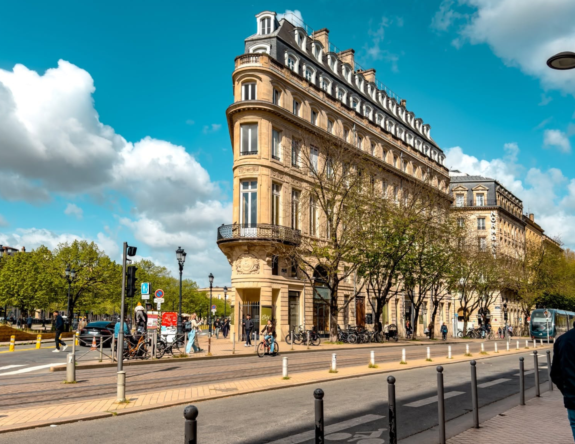 Bordeaux Travel Guide (3).png